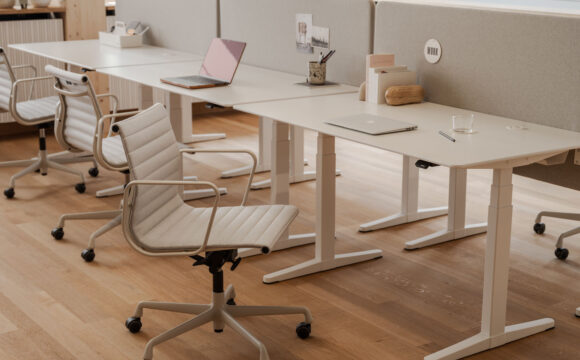 NEUE FARBEN: EAMES ALUMINIUM CHAIR