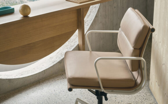 NEUE FARBEN: EAMES ALUMINIUM CHAIR